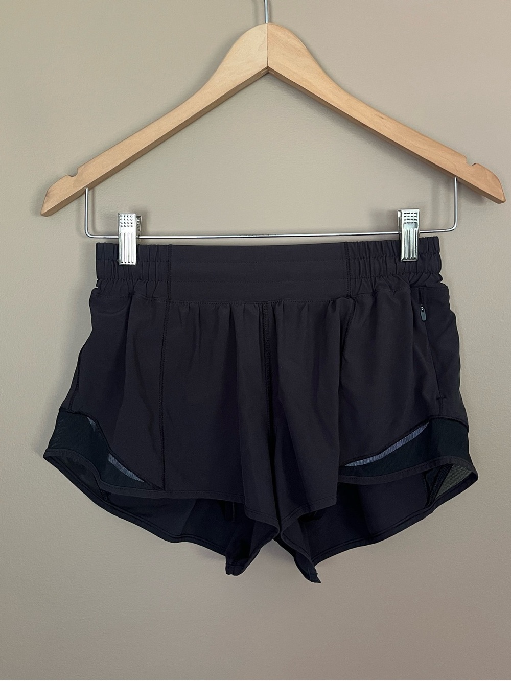 {Lululemon} Hotty Hot Short II Low Rise 2.5" in Black - Womens 6